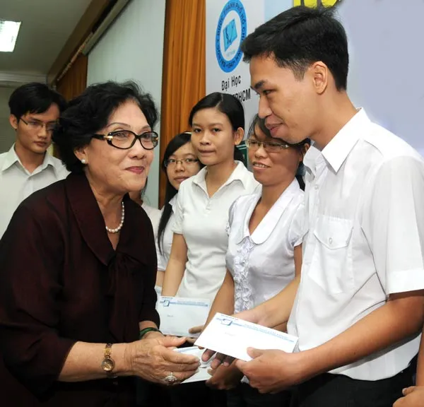 Báo SGGP trao 70 suất học bổng Nguyễn Văn Hưởng