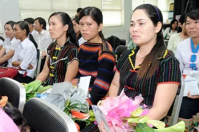 Các nữ hộ sinh thôn bản được nhận học bổng Nguyễn Văn Hưởng.