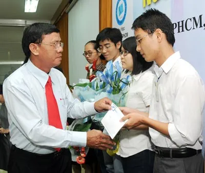 Phó TBT Báo SGGP Phạm Đức Hiến trao học bổng Nguyễn Văn Hưởng năm 2010 cho các sinh viên.