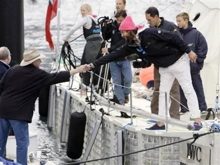 David de Rothschild cùng các thủy thủ trên thuyền Plastiki về tới cảng Sydney hôm 26-7.