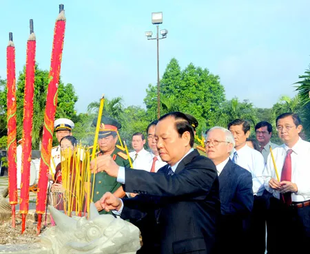 Bí thư Thành ủy TPHCM Lê Thanh Hải thắp hương tưởng niệm các anh hùng liệt sĩõ. Ảnh: THÁI BẰNG