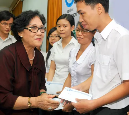 Quỹ Học bổng Nguyễn Văn Hưởng - 10 năm vun bồi y đức