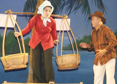 Với sự cộng tác của nghệ sĩ Kiều Oanh (trái) ngày có nhiều khán giả đến với Nhà hát Kịch TPHCM hơn.