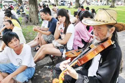 Giao lưu âm nhạc tại Công viên 30-4 vào sáng cuối tuần giữa “nghệ sĩ đường phố” và các bạn trẻ.