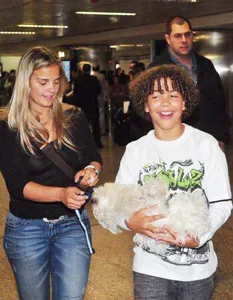 Mẹ con Milene Domingues trở về Brazil.