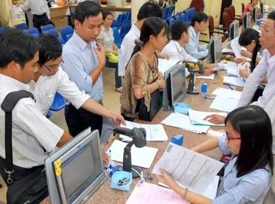 Làm hồ sơ thuế tại một chi cục thuế. Ảnh: ĐỨC TRÍ