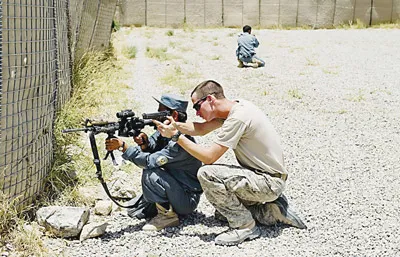 Lính Mỹ huấn luyện cho lực lượng an ninh Afghanistan.