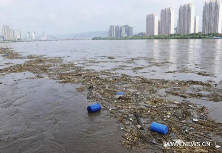 Trung Quốc: Hơn 7.000 thùng hóa chất độc hại bị cuốn xuống sông