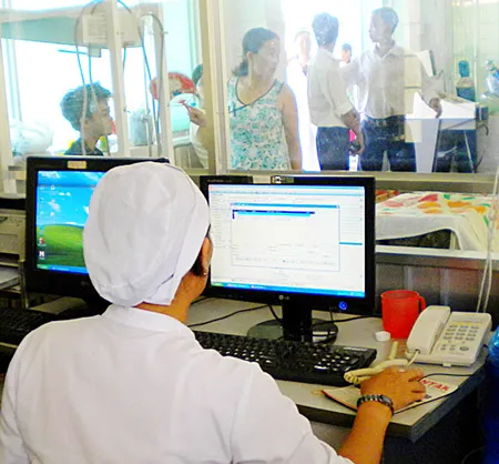 Điện mặt trời được ứng dụng trong hoạt động của Bệnh viện Tam Kỳ. Ảnh: HÀ LONG