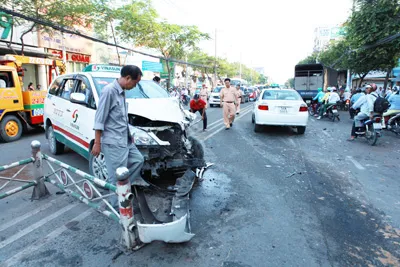 Taxi đâm xe tải, một người bị thương