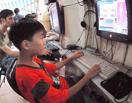 A young boy plays online games at an Internet shop in Ho Chi Minh City (Photo: SGGP)