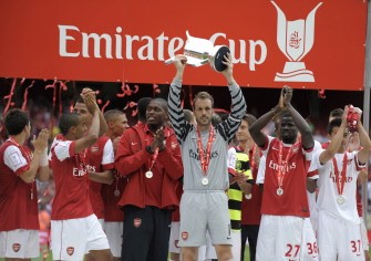 Arsenal's Manuel Alumnia (C) lifts the Emirates trophy after beating Celtic's after their Emirates Cup football match at Emirates Stadium in London, on August 1, 2010. AFP PHOTO