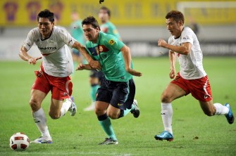 Lionel Messi (C) vies for the ball with South Korea's all-star football team's Kim Hyung-Il (L) and Choi Hyo-Jin (R) during an exhibition match in Seoul on August 4, 2010. AFP