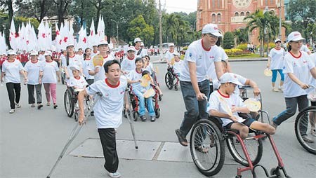 More than 10,000 people in Ho Chi Minh City join in a walk for AO victims and poor disabled people launched by the Vietnam Red Cross Central Committee on August 8. (Photo: SGGP)