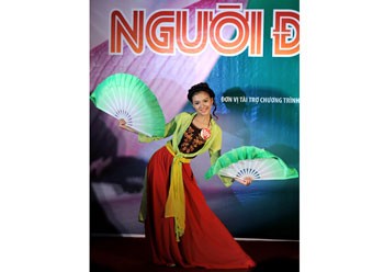 Bich Tram from Dong Nai Province wins Miss Talent title of the Miss Vietnam 2010 with her paper-fan dance. (Photo: Vnexpress)