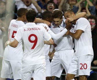 Steven Gerrard (2ndR) celebrates scoring his second goal against Hungary in London, on August 11, 2010. AFP