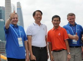 Jacques Rogge (L) and Sergey Bubka (R), former Ukranian pole vaulter, give a thumbs-up as they pose for photographers with Teo Chee Hean (2nd L), Singapore's deputy prime minister and Vivian Balakrishnan (2nd R), Singapore's minister for community development, youth and sports after a tree planting ceremony at Marina Bay Walk in Singapore on August 13, 2010. AFP