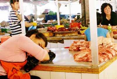 A pork seller in a market in Dalat City sees no purchase (Photo: SGGP)