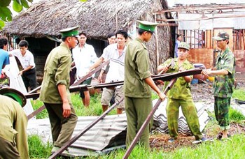 Army forces help residents repair and rebuild houses after a tornado lashes Ngoc Hien and Tran Van Thoi districts, Ca Mau Province August 14 (Photo: SGGP)