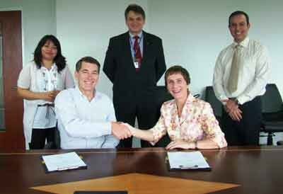 Intel Vietnam’s general manager Rick Howarth (L) and RMIT Vietnam President Merilyn Liddell sign an agreement.(Photo: Coutersy of RMIT)