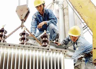 (File) Electricity workers make maintenance jobs (Photo: SGGP)