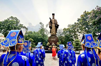 Photo titled "In front of the statue of King Ly Thai To" in the exhibition "Hanoi in me"