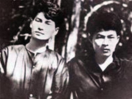Poet Le Anh Xuan (L) and writer Anh Duc.
