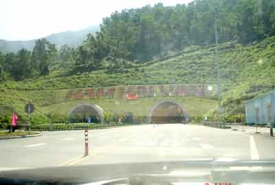 Entrance to Hai Van Tunnel (Photo: Q. Vu)