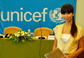 Vu Nguyen Ha Anh at an August 18 ceremony in Hanoi held by UNICEF to announce her as a Goodwill Ambassador of the organization (Photo: Vnexpress)