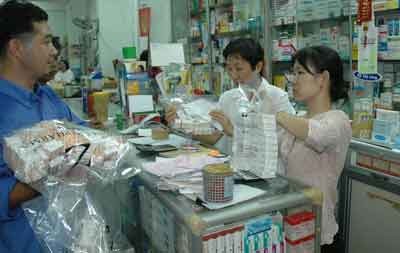 Vietnamese patients can easily buy and sell antibiotics without prescription. Widespread overuse of antibiotics is fueling an increase in antibiotic-resistant bacteria, which is very dangerous and difficult to treat (Photo: SGGP)
