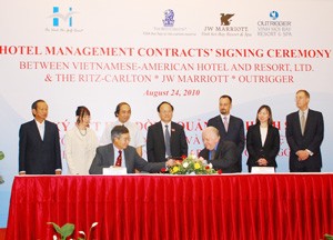 (Front) Tran Duc Canh (L), Chairman and CEO of Vietnamese-American Hotel and Resort, and Edwin Fuller of Marriott International sign two agreements in Quy Nhon City on August 24, 2010
