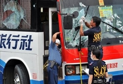 Philippine forensic experts look for evidence on the tourist bus which was hijacked by an ex-policeman in Manila on August 24. AFP