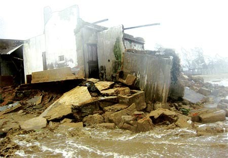 A house along the coast in Ha Tinh Province destroyed by huge waves and high winds delivered by Typhoon Mindulle (Photo: SGGP)