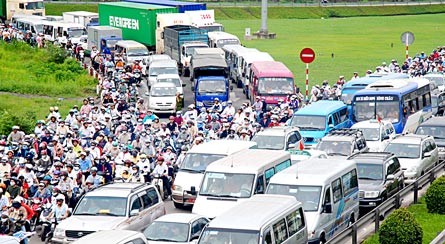 Traffic jams occur everyday on Hanoi Highway in Ho Chi Minh City (Photo: SGGP)
