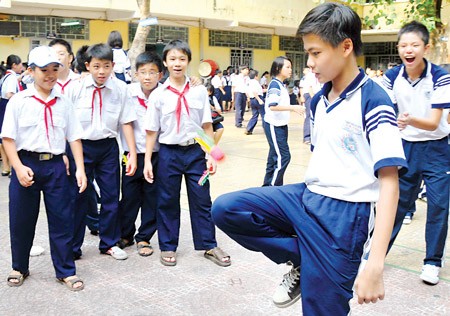 Pupils of Kim Dong Junior High School in District 5 play sport in the school yard. Schools should build a friendly learning environment for the new academic year, according to the ministry (Photo: SGGP)