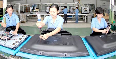 Workers make LCD televisions at Viettronics Tan Binh Joint Stock Company in Ho Chi Minh City (Photo: SGGP)