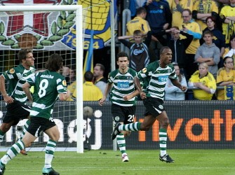 Evaldo Dos Santos (R) of Sporting Lisbon celebrates after scoring against Brondby during their UEFA Europa League play-off second leg soccer match in Copenhagen on August 26, 2010. AFP