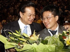 Prime Minister Nguyen Tan Dung ( L ) congratulates Prof Ngo Bao Chau on his prize.