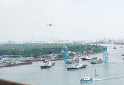 Helicopter used to supervise four tugboats to drag the immersed section. Planes will be used in various sectors (Photo: Anh Hao).