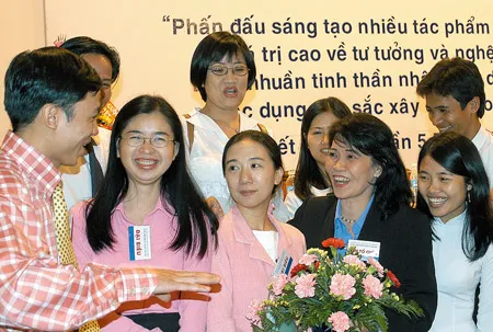 Trao đổi kinh nghiệm giữa nhà văn thế hệ trước và các nhà văn trẻ cũng là hình thức đầu tư cho tương lai. Ảnh: AN DUNG