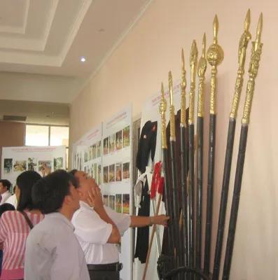 Du khách xem triển lãm Binh khí