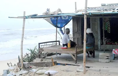 Nhiều hộ dân ở xã Phú Thuận, Thừa Thiên-Huế sống bên miệng tử thần. Ảnh: PHAN LÊ