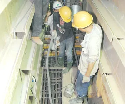 Đổ mẻ bê tông đầu tiên của đốt hợp long công trình xây dựng hầm vượt sông Sài Gòn - Dự án Đại lộ Đông - Tây TPHCM. Ảnh: Cao Thăng