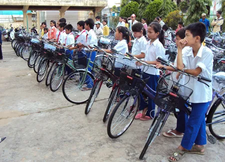 Tặng 100 xe đạp và quà trẻ em nghèo