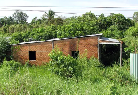 Hoang tàn nhà dân trong dự án xây KCN Hưng Phú, TP Cần Thơ. Ảnh: T.M.T.