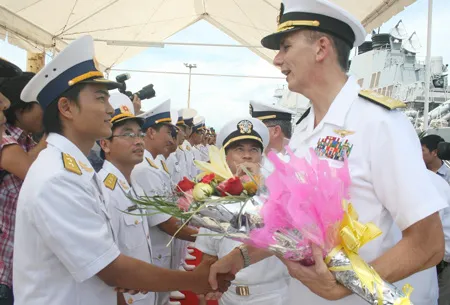 Sĩ quan Hải quân Việt Nam đón tiếp sỹ quan tàu USS John S. McCain (DDG 56) tại cảng Tiên Sa, Đà Nẵng