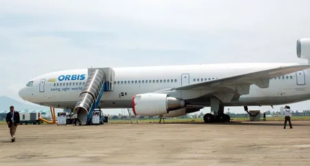 Bệnh viện Bay ORBIS khám chữa bệnh cho người dân miền Trung