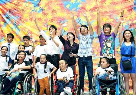 Giao lưu, trao học bổng cho nạn nhân chất độc da cam