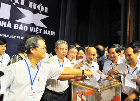 Các đại biểu tham gia bỏ phiếu tại đại hội. Ảnh: MINH ĐIỀN