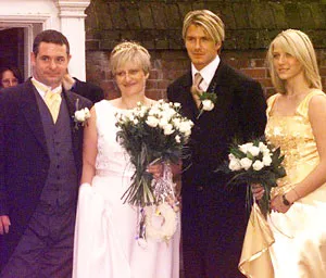 Chuyện nhà Beckham: Em triệu phú, chị túng quẫn